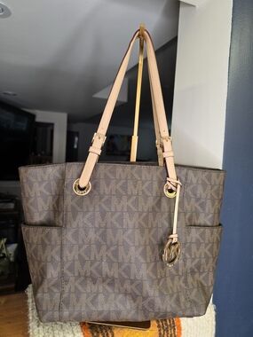 Michael Kors Large Leather Signature MK Jet Set Tote